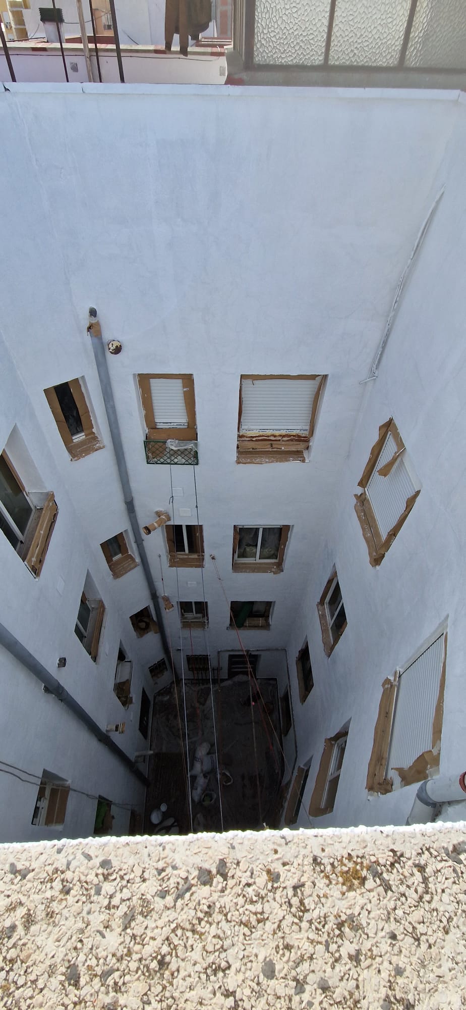 Restauración y pintura patio de luces